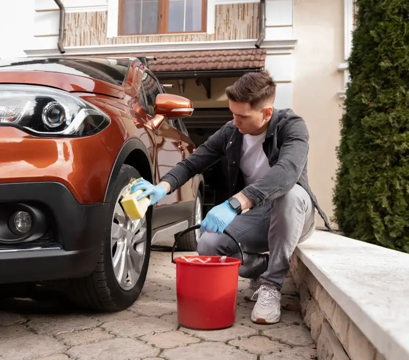 Lavage auto à domicile Fajolles : professionnel intervenant sur un véhicule